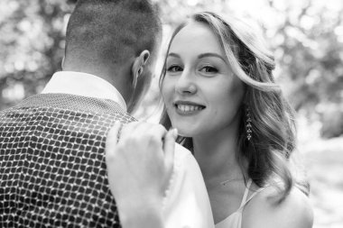 Gelin ve damadın parktaki ilk buluşması.