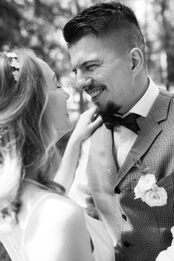 Gelin ve damadın parktaki ilk buluşması.