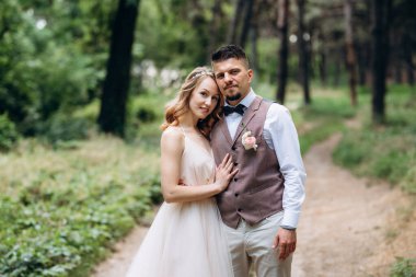 Gelin ve damadın parktaki ilk buluşması.