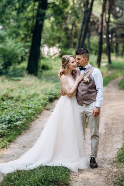 Gelin ve damadın parktaki ilk buluşması.