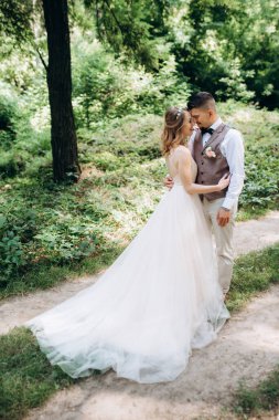 Gelin ve damadın parktaki ilk buluşması.