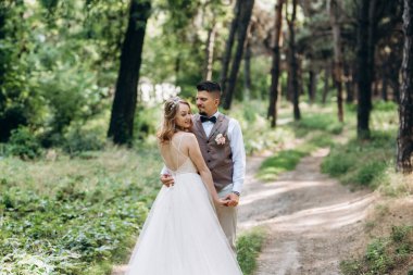 Gelin ve damadın parktaki ilk buluşması.