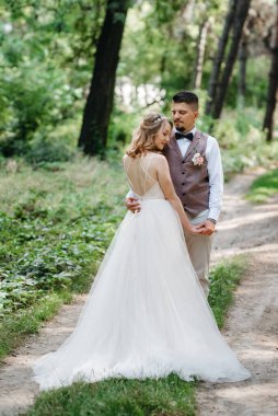 Gelin ve damadın parktaki ilk buluşması.