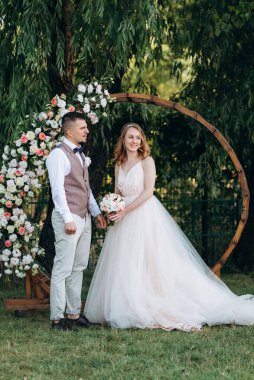 Ormandaki yeşil bir çayırda aşık genç bir çiftin düğün töreni.