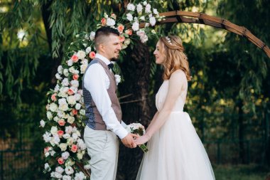 Ormandaki yeşil bir çayırda aşık genç bir çiftin düğün töreni.