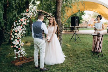 Ormandaki yeşil bir çayırda aşık genç bir çiftin düğün töreni.