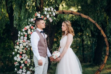 Ormandaki yeşil bir çayırda aşık genç bir çiftin düğün töreni.