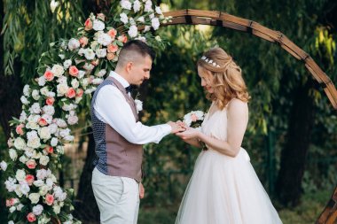 Ormandaki yeşil bir çayırda aşık genç bir çiftin düğün töreni.