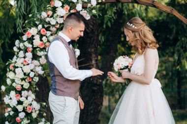 Ormandaki yeşil bir çayırda aşık genç bir çiftin düğün töreni.