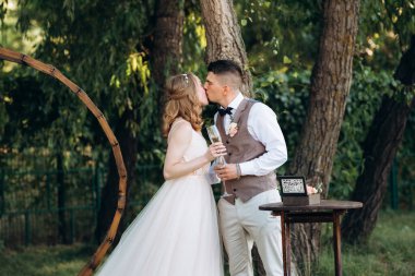 Ormandaki yeşil bir çayırda aşık genç bir çiftin düğün töreni.