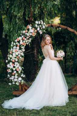 Ormandaki yeşil bir çayırda aşık genç bir çiftin düğün töreni.