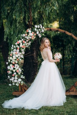 Ormandaki yeşil bir çayırda aşık genç bir çiftin düğün töreni.