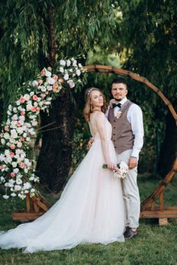 Ormandaki yeşil bir çayırda aşık genç bir çiftin düğün töreni.