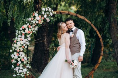 Ormandaki yeşil bir çayırda aşık genç bir çiftin düğün töreni.