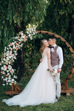 Ormandaki yeşil bir çayırda aşık genç bir çiftin düğün töreni.