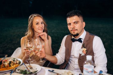 Yeni evlilerin portresi düğün şöleninde başkanlık makamında.