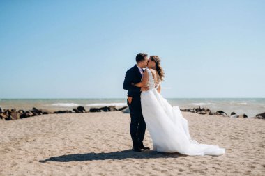 Düğün seremonisinden önce gelin ve damadın kumlu sahilde buluşması ve yürüyüşü.