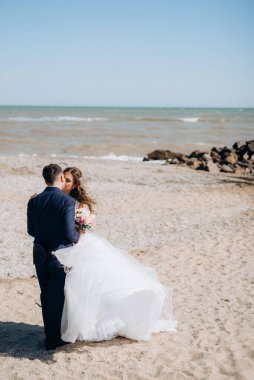 Düğün seremonisinden önce gelin ve damadın kumlu sahilde buluşması ve yürüyüşü.