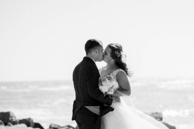 Düğün seremonisinden önce gelin ve damadın kumlu sahilde buluşması ve yürüyüşü.