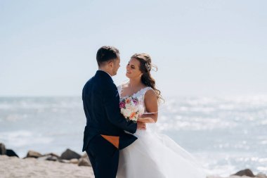 Düğün seremonisinden önce gelin ve damadın kumlu sahilde buluşması ve yürüyüşü.