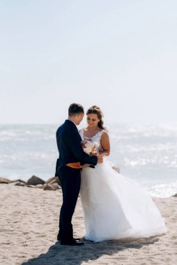 Düğün seremonisinden önce gelin ve damadın kumlu sahilde buluşması ve yürüyüşü.