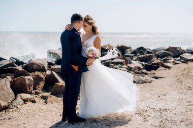 Düğün seremonisinden önce gelin ve damadın kumlu sahilde buluşması ve yürüyüşü.