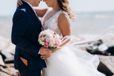 Düğün seremonisinden önce gelin ve damadın kumlu sahilde buluşması ve yürüyüşü.