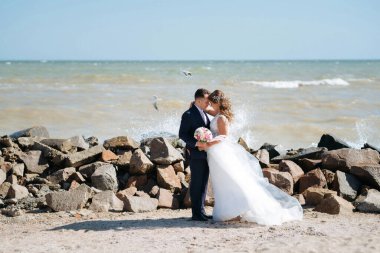 Düğün seremonisinden önce gelin ve damadın kumlu sahilde buluşması ve yürüyüşü.