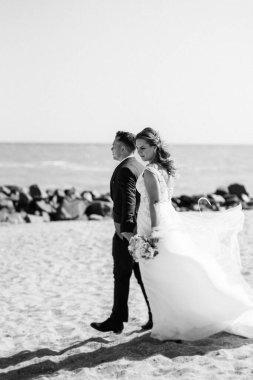 Düğün seremonisinden önce gelin ve damadın kumlu sahilde buluşması ve yürüyüşü.