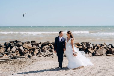 Düğün seremonisinden önce gelin ve damadın kumlu sahilde buluşması ve yürüyüşü.