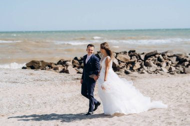 Düğün seremonisinden önce gelin ve damadın kumlu sahilde buluşması ve yürüyüşü.