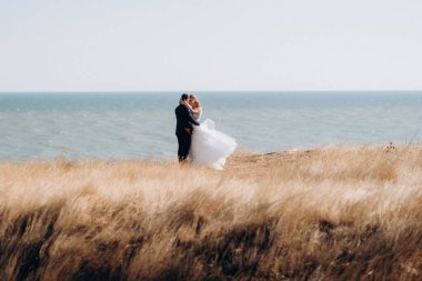 Düğün seremonisinden önce gelin ve damadın kumlu sahilde buluşması ve yürüyüşü.