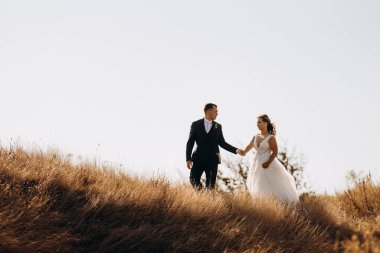 Düğün seremonisinden önce gelin ve damadın kumlu sahilde buluşması ve yürüyüşü.