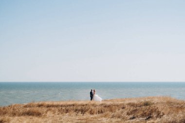 Düğün seremonisinden önce gelin ve damadın kumlu sahilde buluşması ve yürüyüşü.