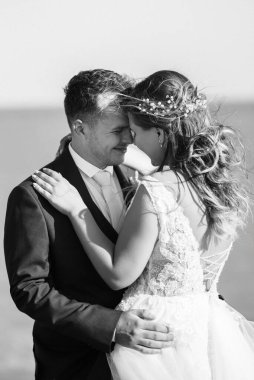 Düğün seremonisinden önce gelin ve damadın kumlu sahilde buluşması ve yürüyüşü.