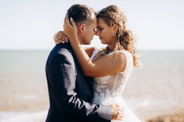 Düğün seremonisinden önce gelin ve damadın kumlu sahilde buluşması ve yürüyüşü.