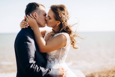 Düğün seremonisinden önce gelin ve damadın kumlu sahilde buluşması ve yürüyüşü.