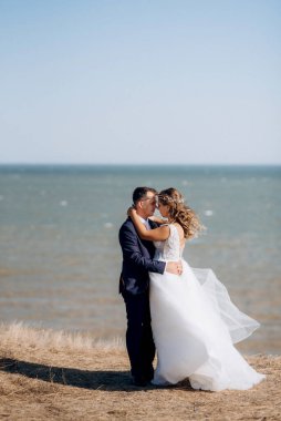 Düğün seremonisinden önce gelin ve damadın kumlu sahilde buluşması ve yürüyüşü.