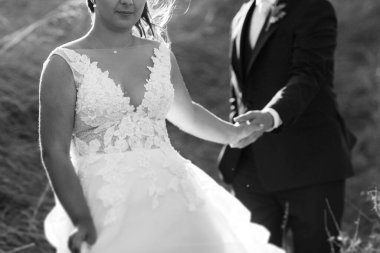 Düğün seremonisinden önce gelin ve damadın kumlu sahilde buluşması ve yürüyüşü.