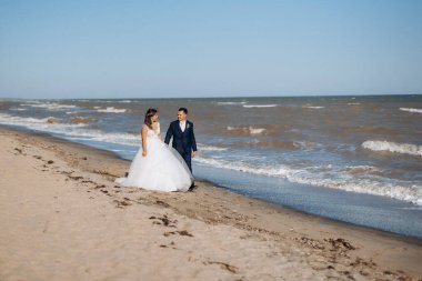 Düğün seremonisinden önce gelin ve damadın kumlu sahilde buluşması ve yürüyüşü.