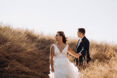 Düğün seremonisinden önce gelin ve damadın kumlu sahilde buluşması ve yürüyüşü.