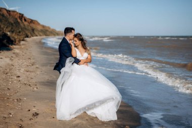 Düğün seremonisinden önce gelin ve damadın kumlu sahilde buluşması ve yürüyüşü.