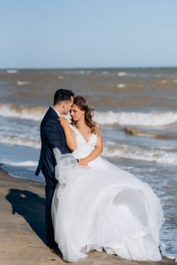 Düğün seremonisinden önce gelin ve damadın kumlu sahilde buluşması ve yürüyüşü.