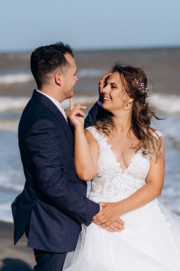 Düğün seremonisinden önce gelin ve damadın kumlu sahilde buluşması ve yürüyüşü.