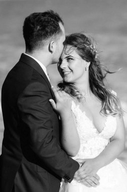 Düğün seremonisinden önce gelin ve damadın kumlu sahilde buluşması ve yürüyüşü.