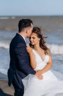 Düğün seremonisinden önce gelin ve damadın kumlu sahilde buluşması ve yürüyüşü.