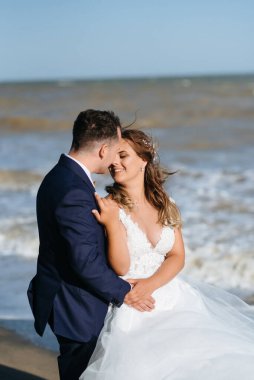 Düğün seremonisinden önce gelin ve damadın kumlu sahilde buluşması ve yürüyüşü.