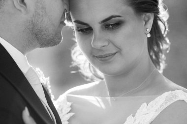 Düğün seremonisinden önce gelin ve damadın kumlu sahilde buluşması ve yürüyüşü.