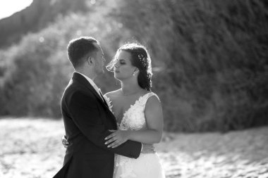 Düğün seremonisinden önce gelin ve damadın kumlu sahilde buluşması ve yürüyüşü.