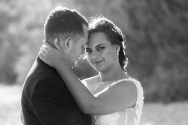 Düğün seremonisinden önce gelin ve damadın kumlu sahilde buluşması ve yürüyüşü.